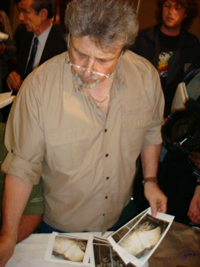 Tom Biscardi handing out photos at the 8/15/08 press conference